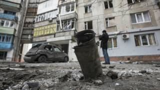 Разрушенный дом в Мариуполе после обстрела