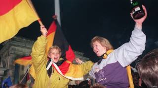Немцы праздную объединение Германии 3 октября 1990 года