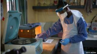 Ma'aikacin asibiti na duba maganin riga kafin cutar Ebola