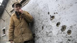 Украинец у обстрелянного дома