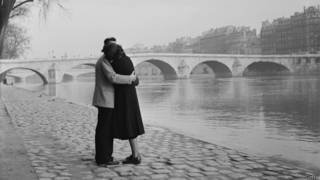 Pareja abrazada frente al río Sena en París, 1954.