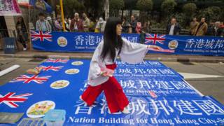 香港「本土派」分子在民陣「爭普選」大遊行沿途派發宣傳「港獨」標語(1/2/2015)