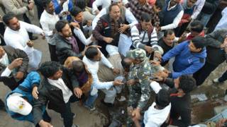 nitish manjhi supporters fighting-bbc