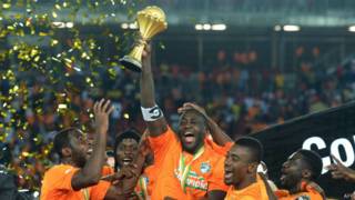 اللاعب الإيفواري، يايا توريه، يرفع كأس الأمم الأفريقية بعد فوز المنتخب بالبطولة