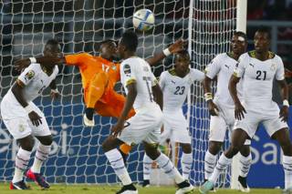 L'ivoirien Serge Aurier au milieu des défenseurs Ghanéens lors de la finale de la CAN 2015