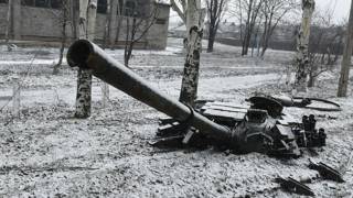Разрушенный украинский танк в Углегорске