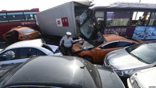 韓國仁川永宗大橋車禍現場警員檢查涉事車輛(11/2/2015)