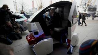 Винс Кейбл в прототипе автомобиля без водителя LUTZ