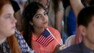 Une jeune immigrante lors d'une cérémonie de naturalisation en Floride