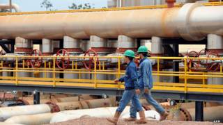 Empleados de Pacific Rubiales en la refinería de la empresa en Campo Rubiales, Meta, Colombia.