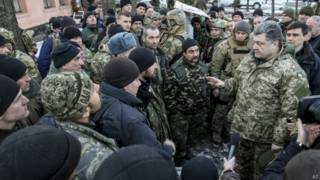 Петр Порошенко в зоне боев с солдатами