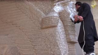 ІС руйнує статує