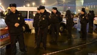Полиция на месте убийства Бориса Немцова на Васильевском спуске (28 февраля 2014 г.)