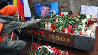 Портрет Бориса Немцова у мемориала узникам Гулага в Санкт-Петербурге