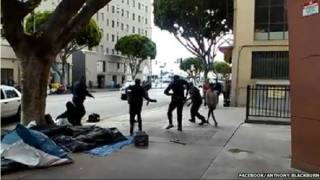 死者与警察打斗画面
