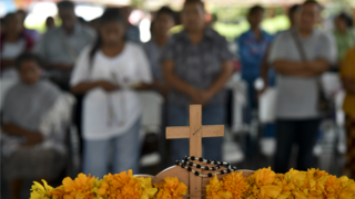Padres de estudiantes desaparecidos oran en Ayotzinapa. Foto: AFP/Getty