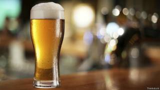 Un vaso de cerveza.