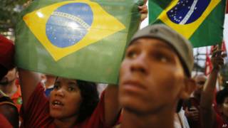 Manifestantes participam de ato no Rio de Janeiro (Foto: AP)