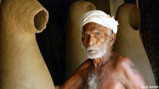 तमिलनाडु के अय्यनार के देवताओं, टेराकोटा मूर्तियों की निर्माण प्रक्रिया और कुम्हारों के जीवन पर केंद्रित फ़ोटोग्राफ़र जूली वेन की फ़ोटोग्राफ़ी.