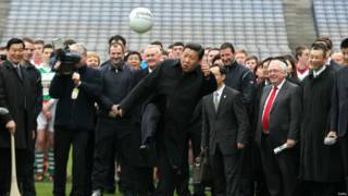 习近平在都柏林踢球