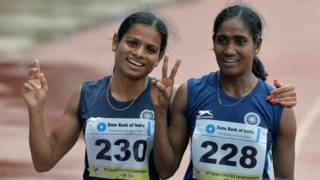 সতীর্থের সাথে বাঁদিকে দাঁড়ানো দূতি চাঁদ