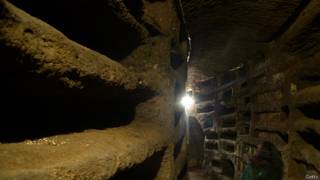 Uno de los pasillos de las catacumbas de Santa Priscila