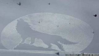 Dibujo en la nieve de Simo Becks