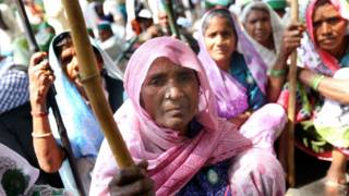 भूमि अधिग्रहण बिल के ख़िलाफ प्रदर्शन करती महिलाएं