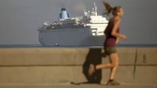 Mujer corriendo en el malecón