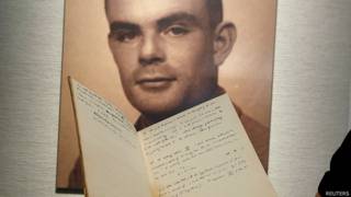 Imagen de Alan Turing junto al manuscrito que se subasta en Nueva York