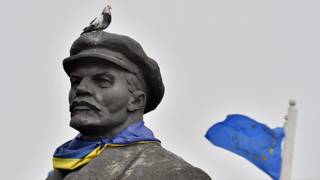 Пам'ятник Леніну у Слов'янську, прикрашений українським прапором і з голубом на голові