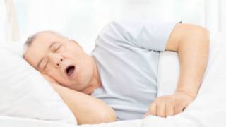 رجل نائم