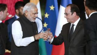 फ़्रांस के राष्ट्रपति ओलांद के साथ उनके निवास एलीज़े पैलेस में मोदी