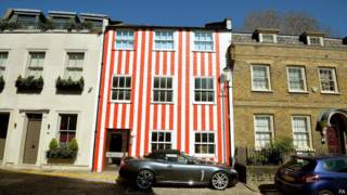 Casa de rayas blancas y rojas en Kensington.