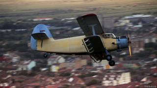 Ан-2 в воздухе над населенным пунктом