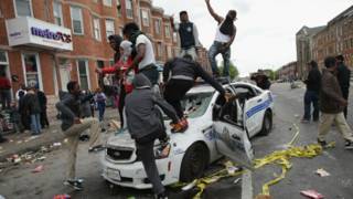 Abashavujwe n'urupfu rwa Freddie Gray bamaze kwonona ibintu vyinshi mu myigaragamvyo