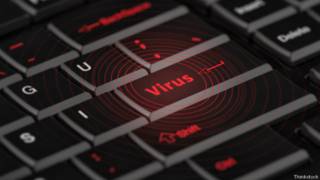 Teclado con la palabra virus