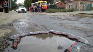 Обведенная краской яма