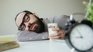 شخص نائم على مكتبه