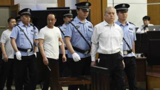庭警带领王文军(前右二)等被告人进入法庭(新华社图片18/5/2015)