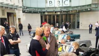 Jeremy Clarkson trả lời phỏng vấn Chris Evans trước cửa trụ sở BBC, Broadcasting House, ở trung tâm London