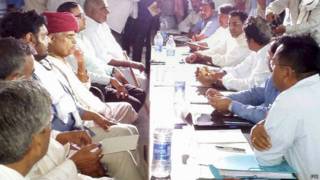 सरकारी प्रतिनिधियों से बातचीत करते गूजर नेता