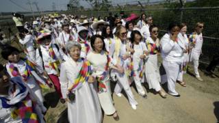 洛丽亚·斯泰纳姆(前排右六)等妇权人士与和平活动人士沿着韩 国坡州一侧的非军事区铁丝网游行(24/5/2015)