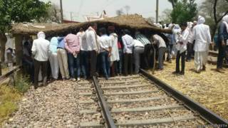 रेल पटरियों पर धरना देते गुर्जर
