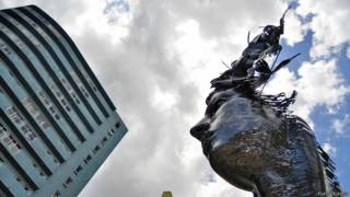Las obras se insertan en el entrado urbano. Escultura de Rafael M. San Juan en una de las esquinas más famosas del Malecón.