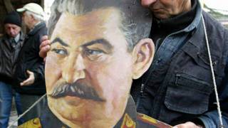 Активист с портретом Сталина
