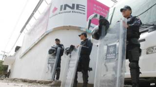 Policías frente a sede del INE en Guerrero