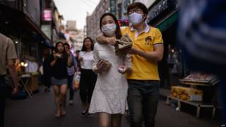 韓國首爾弘大地區街頭一對情侶帶著口罩逛街(7/6/2015)