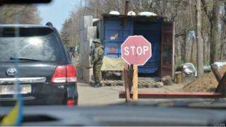 Українські військові на блокпосту