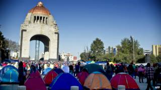 Protesta de maestros mexicanos en el Monumento a la Revolución